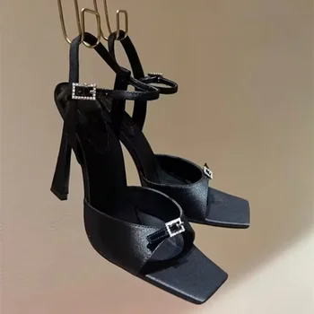 Дамски сандали 2023, лятна нова мода, игольчатая пуговица с кристали, черни сатенени обувки в римски стил на тънък висок ток с отворени пръсти.
